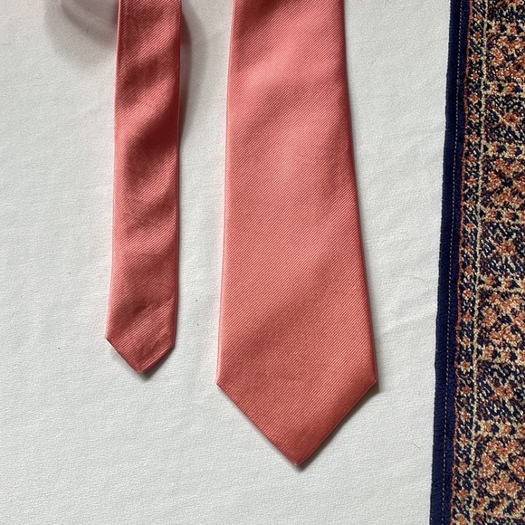 Turnbull & Asser hand made in England solid pink twill Silk tie - Picture 2 of 5